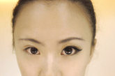 （1）粘贴上眼睫毛
（2）剪断一支假睫毛分别粘贴在已有假睫毛的眼尾处，加强上翘眼妆的弧度。