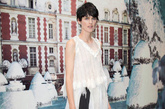 斯特拉·坦南特 (Stella Tennant)
超模斯特拉·坦南特 (Stella Tennant)身穿一袭Chanel白色礼服裙亮相酒会。