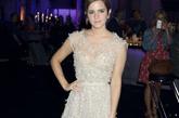 艾玛·沃特森 (Emma Watson)
艾玛这次的装扮跟着白色风潮一起走到了事业的又一巅峰，随着《哈七》的结束艾玛也成功的上演了一场奢华时装秀，这款白裙把她装点的温文尔雅，和之前两款华丽的裙装截然不同。