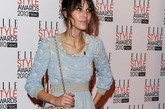 Alexa Chung 背上了裸色2.55 可爱中透出些小女人的成熟，2.55 上的心形金属装饰又让成熟中带些俏皮。