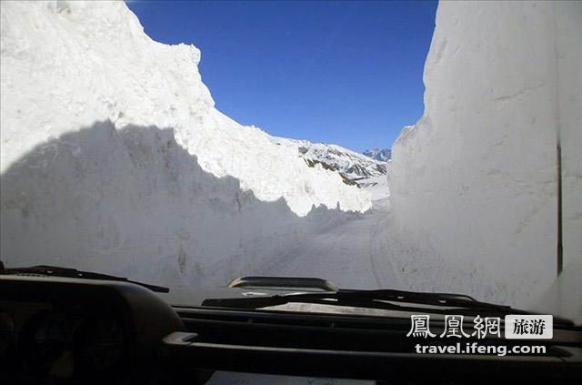 实拍格鲁吉亚人雪山下的日光浴