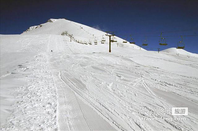 实拍格鲁吉亚人雪山下的日光浴