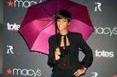 Rihanna黑色礼服高贵淡雅，玫粉色大雨伞时尚感颇为强大。