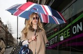 菲内-科顿半截袖米色大衣配铆钉皮包，米字旗雨伞尽显英伦风情。