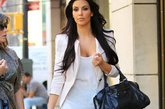 金-卡戴珊(Kim Kardashian)：白色的长T搭配黑色瘦腿裤用可爱不失性感的铆钉裸色鱼嘴高跟鞋搭配更加有味道，一件裸粉色的小西装外套则增添了整体着装质感。

