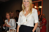 格温妮丝-帕特洛(Gwyneth Paltrow)：白色的衬衣挽起的袖管突出干练的气质，搭配高腰黑色短裤更加帅气大方。尖头的高跟鞋与手里的银色晚装袋都为整身增分不少。