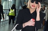 Lady GaGa机场凹造型，Chloe包包配格纹阳伞一贯搞怪风格展现无遗。