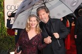 第67届金球奖颁奖礼红毯，杰夫-布里吉斯与妻子共撑一把巨大雨伞秀恩爱。
