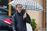 瑞茜-威瑟斯彭一身运动装活力动感，一把黑白波点雨伞颇感时尚雨中漫步很有情调。