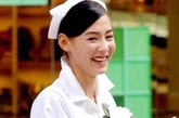 张柏芝

　　1999年由马楚成执导的电影《星语星愿》讲述了一个关于孤儿与护士之间的浪漫爱情故事。张柏芝饰演的护士秋男，造型清纯优雅，深深地烙印在当年看过这部电影的观众心中。而关于这个护士展开的爱情故事更是催人泪下，就连主题曲《星语星愿》也是红遍了中国。甜美的微笑温暖着周围的人，而天使落泪为谁哭泣。一部《星语心愿》张柏芝饰演的小护士曾是多少青年的梦中情人，清纯的造型，本色的演技毫不做作。
