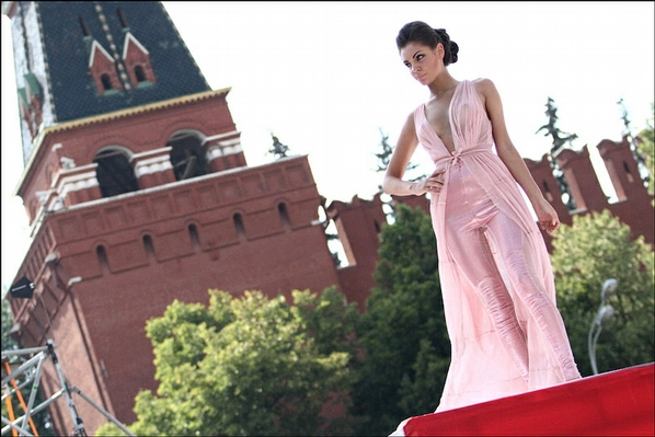 莫斯科红场上的时装秀 超长美腿站稳T台