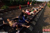 印尼居民为治愈百病横卧铁轨