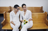 2011年7月24日，数百位同性恋新人当日来到纽约曼哈顿婚姻登记大楼登记结婚。纽约州同性恋婚姻合法化法案当日正式生效。