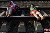印尼居民为治愈百病横卧铁轨