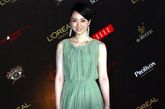 董璇
第14届上海国际电影节——2011星光上海华谊ELLE之夜红毯中，董璇的青绿色礼服连衣裙格外引人注目， 褶皱 配合薄纱的质感的唯美样子也能让她萌倒一片成功人士。
