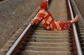 一名妇女横卧在铁轨上