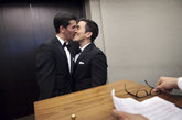 2011年7月24日，数百位同性恋新人当日来到纽约曼哈顿婚姻登记大楼登记结婚。纽约州同性恋婚姻合法化法案当日正式生效。