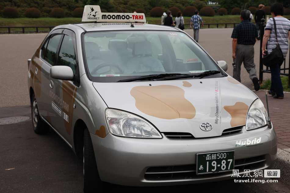 夏日避暑北海道 看街头卡通图案的出租车