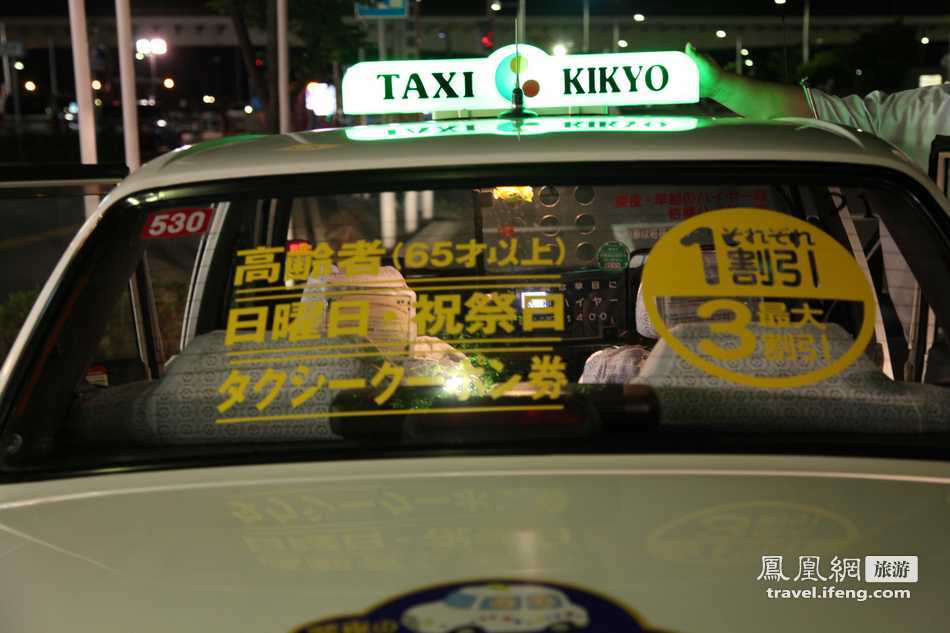 夏日避暑北海道 看街头卡通图案的出租车