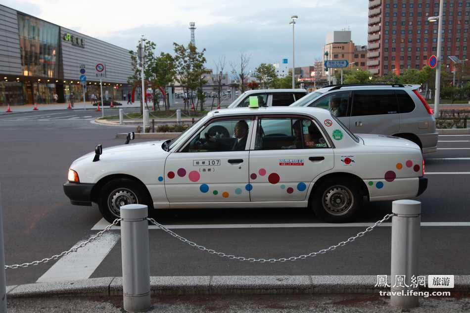 夏日避暑北海道 看街头卡通图案的出租车