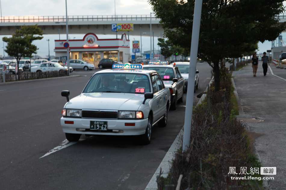 夏日避暑北海道 看街头卡通图案的出租车