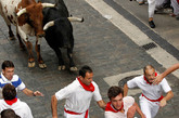 2011年7月7日，西班牙奔牛节首日火爆进行，发飙的公牛疯狂奔跑，冲撞人群。
