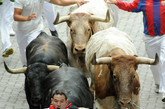 2011年7月7日，西班牙奔牛节首日火爆进行，发飙的公牛疯狂奔跑，冲撞人群。
