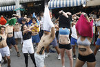 时尚圈倡导环保：曼谷组织少女集体脱衣反对水污染