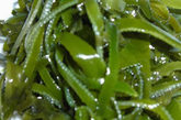 八、海藻 　　海藻中的含碘量超过任何其他动植物，而碘缺乏或不足会导致流产、男性性功能衰退、性欲降低。因此，要经常食用一些海藻类食物，如海带、紫菜、裙带菜等。