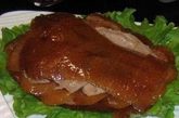 第八道：烤鸭 Peking Duck

因为它非凡的名气和悠久的历史，所以是所有到了中国的外国人都会想吃的一道菜。