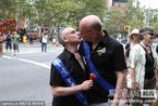 纽约州同性恋合法化 男人兴奋激吻