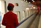 各地高铁女乘务有特色 中国姑娘严格训练塑美体