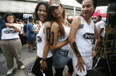 2011年7月23日，泰国曼谷，约40名绿色和平组织成员脱掉衣服，将“水”字写在身体上，反对水污染。他们要求运动品牌商Adidas和Nike将有毒的化学物质从产品中去掉，这些产品曾使用受污染的水来制造。 