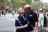 纽约州同性恋合法化，首批同性恋新人结良缘，他们拥抱激吻表达兴奋。