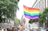 纽约州同性恋合法化，首批同性恋新人结良缘，他们拥抱激吻表达兴奋。