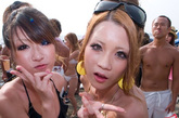 炎炎夏日，数千名少女、靓模齐聚日本东京，举行了一场青春四射的比基尼派对，少男少女们随着音乐翩翩起舞，年轻人是否都被唤起了青春活力？