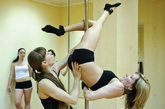 2011年7月26日，莫斯科，女性学员们在学跳钢管舞。