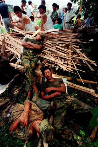 关键时刻最值得信赖的人：解放军战士累倒在地