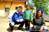 主持人杨锦麟和吉克阿呷，照片最右侧的是吉克阿呷的奶奶。奶奶现在只能用成人的抗生素类药品维持着孙女的生命。