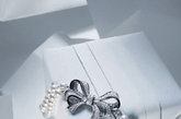 香奈儿 (CHANEL) 铂金镶钻手链配合颗颗圆润光泽的珍珠，蝴蝶结形状的铂金底座镶嵌点点星钻，构成柔美线条和优雅造型，如同温婉的爱情故事，见证人生中最清纯的时刻。 
