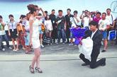 在几天前的长春汽博会，一位吉林小伙王伟手捧一大束玫瑰花对着台上的车模曲昱曈单膝跪地向她求婚。
（图片来源：网络）