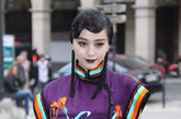 范冰冰 穿深紫色印蝶恋花图案旗袍现身，手拿精致手袋，化复古妆容展现老上海迷人风情，顿时艳压群芳。