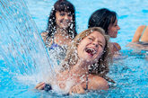 在乌克兰直辖市塞瓦斯托波尔(Sevastopol)选美比赛即将拉开帷幕。近日，其中参加选美的15位女孩被邀请至当地的水上公园游玩，作为庆祝其成立15周年的热身赛。
