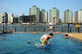 近日，上海外滩首个“沙滩泳池”亮相黄浦江畔，成为今夏申城避暑新亮点。据介绍，“沙滩泳池”位于上海南外滩老码头人造沙滩内，游客可以一边戏沙游泳，一边享受浦江两岸美景。