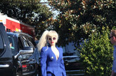 Lady Gaga身穿蓝色套装凸显身材。
