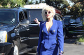 Lady Gaga身穿蓝色套装凸显身材。