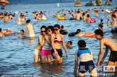 武汉，“大暑”已至，江城最高气温超过36℃，不少市民来到武汉东湖沙滩浴场戏水消暑。
