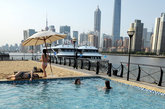 近日，上海外滩首个“沙滩泳池”亮相黄浦江畔，成为今夏申城避暑新亮点。据介绍，“沙滩泳池”位于上海南外滩老码头人造沙滩内，游客可以一边戏沙游泳，一边享受浦江两岸美景。