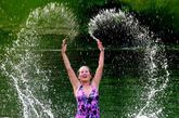 贵阳：高温酷暑时节，贵阳市情人谷河水中人们在水中快乐的戏水，纳凉嬉戏。