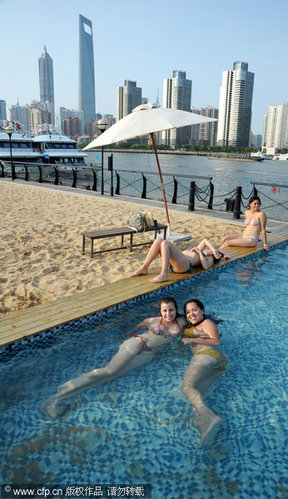 上海黄浦江海滩开放 外国美女争相戏水